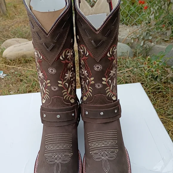 Floral Embroidered Western Leather Boots - Picture 5 of 8
